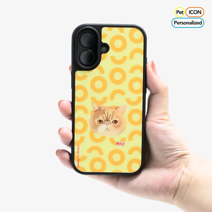 Phone case with a cat design held by a hand, featuring the Pet Icon brand.