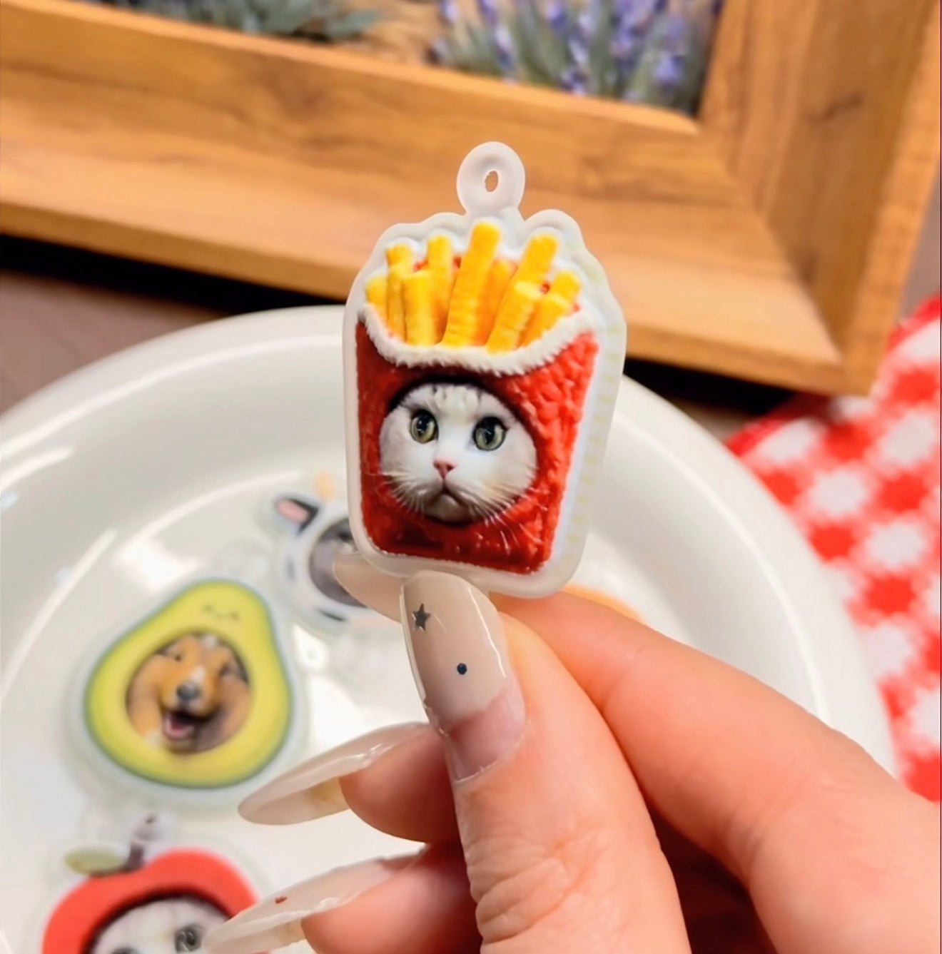 OOOMG | Custom 3D Pop - up Pet Charm – Vertical Link Keychain with Name – Funny Food Frames - OOOMG